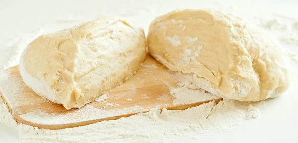 Pâte tranchée sur la planche à pain — Photo