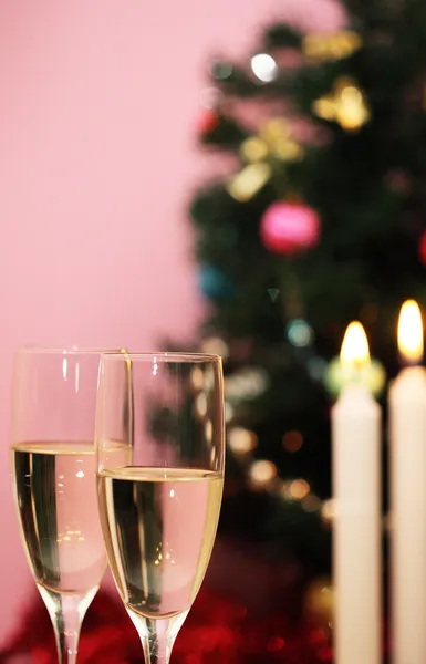 Χριστουγεννιάτικο δέντρο, κεριά και δύο ποτήρια σαμπάνιας — Φωτογραφία Αρχείου