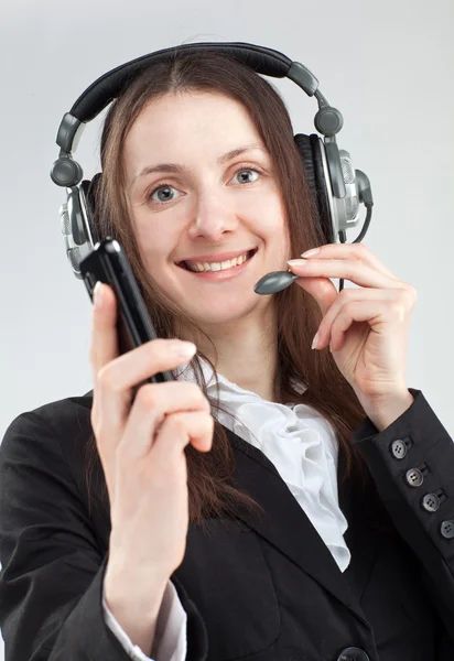 Liga-nos! Operador de call center alcançando o telefone celular para você — Fotografia de Stock