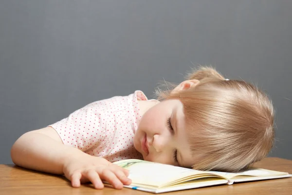 宝贝女儿睡在书上 — 图库照片