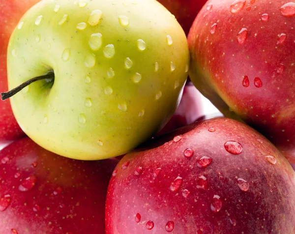 Zbliżenie czerwone i zielone jabłka z kropli wody — Zdjęcie stockowe