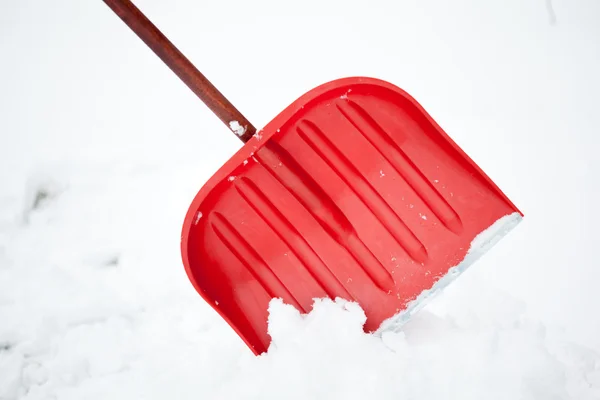 Rote Schaufel zur Schneeräumung — Stockfoto