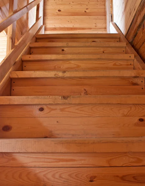 Escaliers en bois dans une maison — Photo