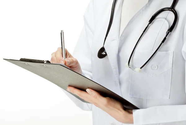 Arts met een stethoscoop schrijven op een Klembord — Stockfoto