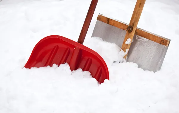 雪を除去するための 2 つのシャベル — ストック写真