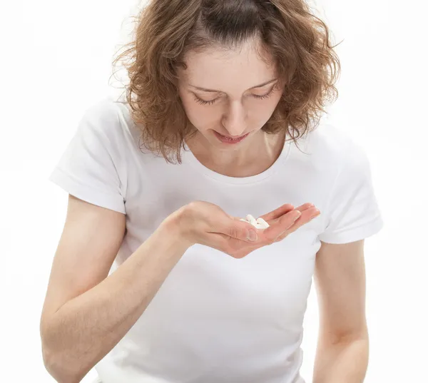 Een jonge vrouw met pillen — Stockfoto