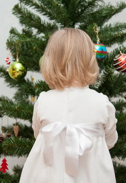 Bedårande liten tjej dekorera en julgran — Stockfoto