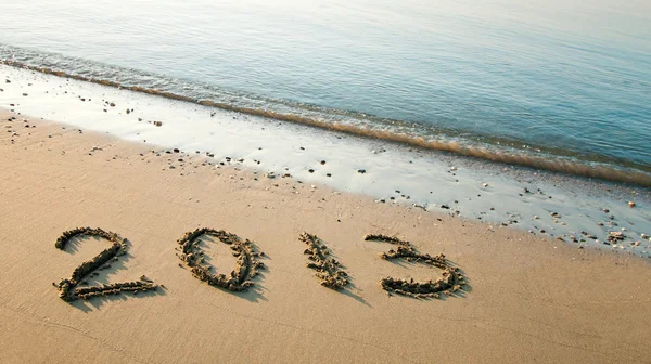 Vacker havsstrand med 2013 på sand — Stockfoto