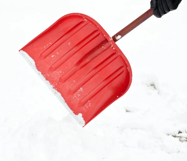 Usuwanie śniegu z łopatą — Zdjęcie stockowe