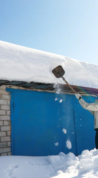 Removing snow from a roof — Stock Photo, Image