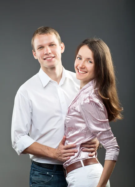 Portrait de jeune couple souriant — Photo