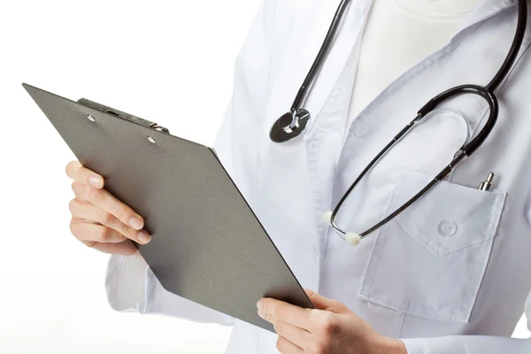 Médico com estetoscópio segurando uma área de transferência — Fotografia de Stock