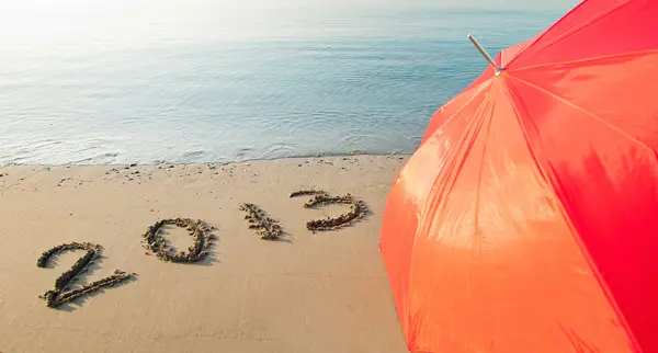 Fredliga havsstranden med 2013 på sand — Stockfoto