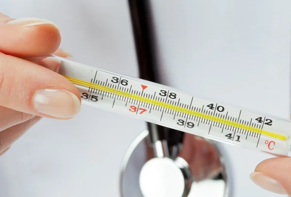 Doctor's handen met thermometer — Stockfoto