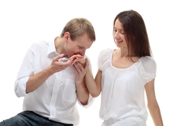 Guy embrassant la main de sa petite amie — Photo