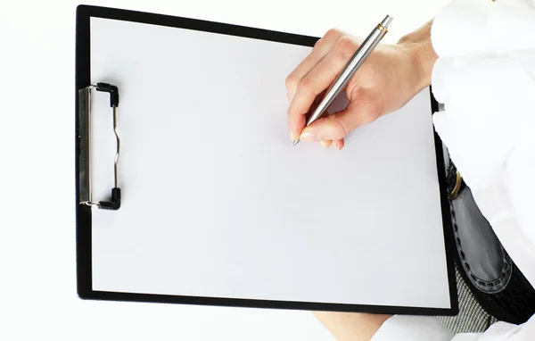 Woman's hands holding blank sheet of paper in a clipboard and a — Stock Photo, Image