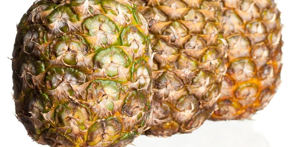 Beyaz zemin üzerinde ananas — Stok fotoğraf