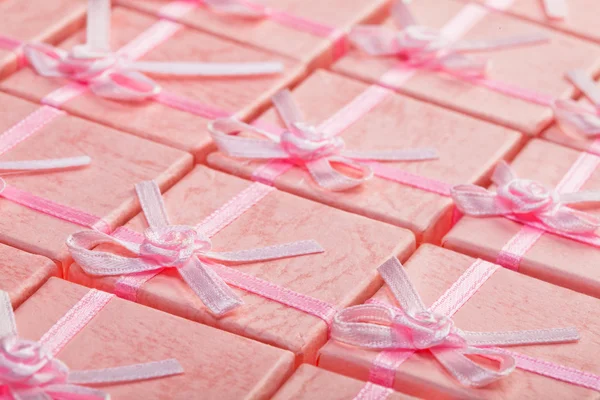 Roze bonbonnieres met linten — Stockfoto