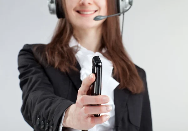 Liga-nos! Operador de call center alcançando o telefone celular para você — Fotografia de Stock