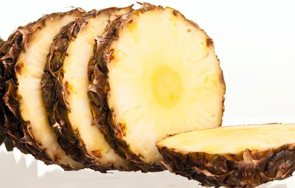 Ananas segmenten op witte achtergrond — Stockfoto