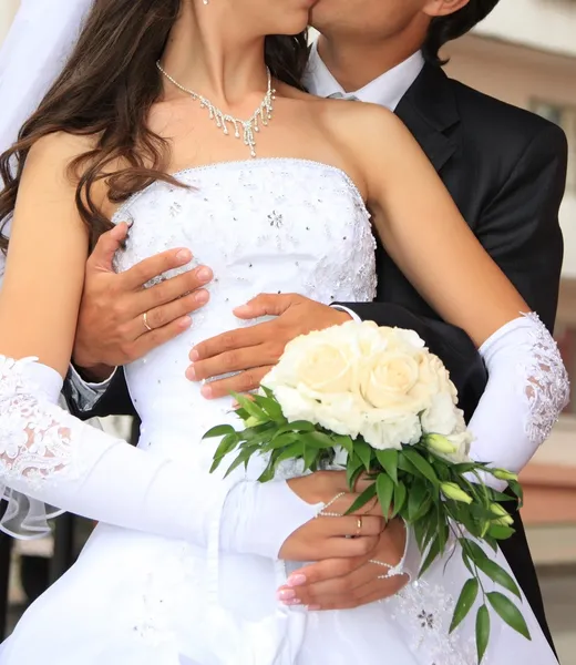Αγκαλιάζοντας την νύφη και γαμπρός — Φωτογραφία Αρχείου