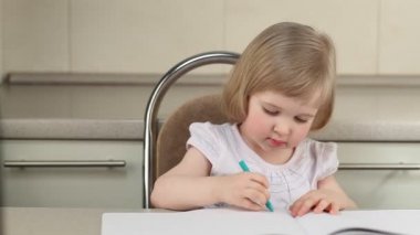 sevimli kız resmi renkli kalemler ile çizim