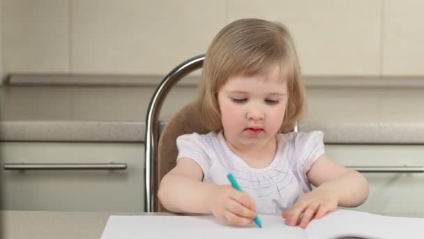 Menina bonito desenhar um quadro com lápis de cor — Vídeo de Stock