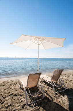 Plaj sandalyeleri ve şemsiye