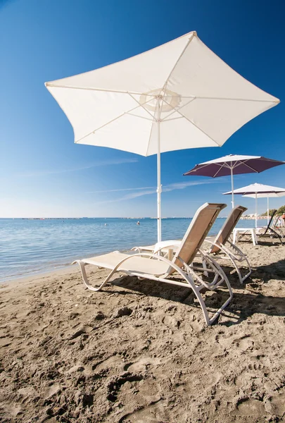 Chaises de plage et parasols — Photo