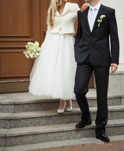 Una nueva pareja alegre de pie en las escaleras — Foto de Stock