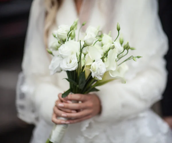 Sposa con bouquet bianco — Foto Stock