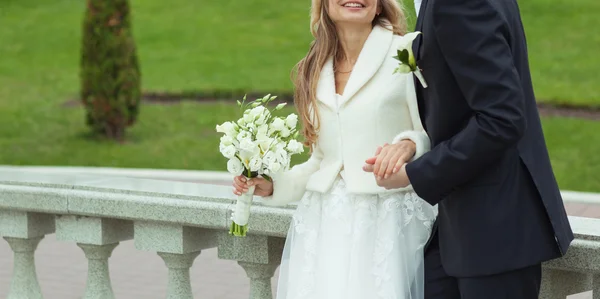 Nový pár merried v parku — Stock fotografie