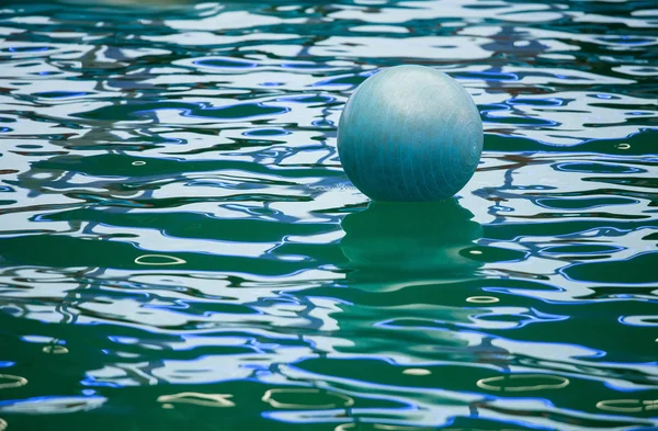 Μια πλωτή σφαίρα στο delphinarium — Φωτογραφία Αρχείου