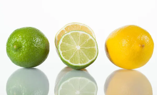 Limones y limones frescos —  Fotos de Stock
