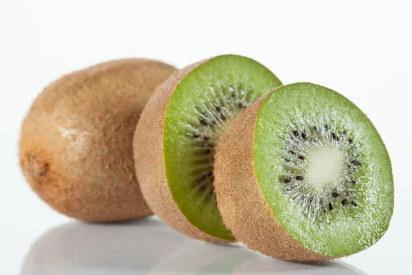 Vers gesneden kiwi vruchten — Stockfoto
