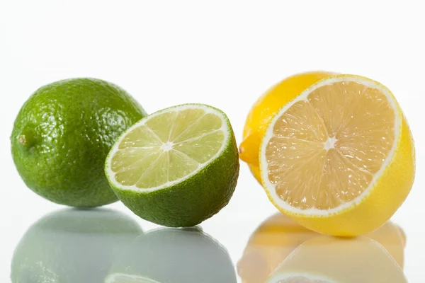 Limones y limones frescos — Foto de Stock