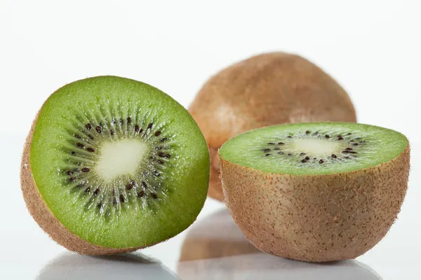 Vers gesneden kiwi vruchten — Stockfoto