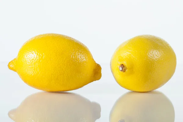 Dwóch świeżych cytryn — Zdjęcie stockowe