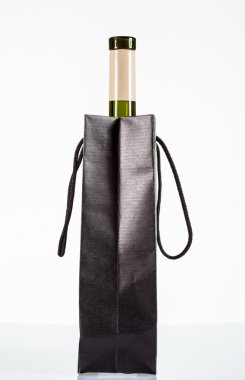 Şarap siyah bir çanta içinde