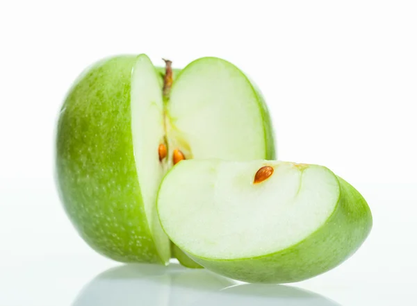 Skivad grön äpple — Stockfoto