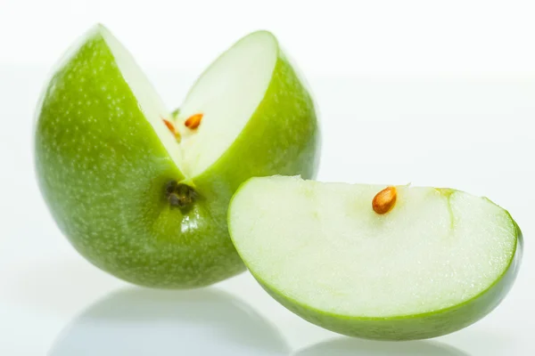 Manzana verde en rodajas — Foto de Stock