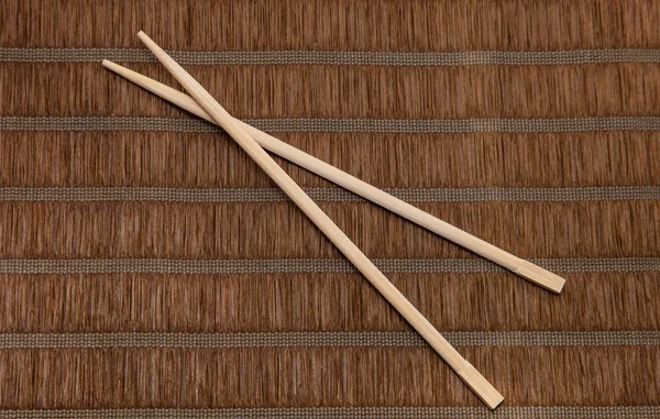 棕色背景上筷子 — 图库照片