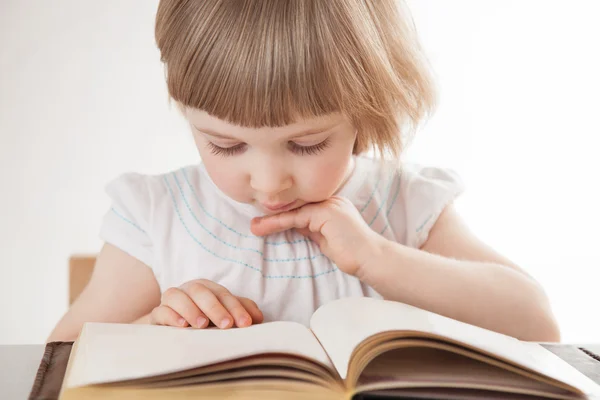 Jolie petite fille lisant un livre — Photo