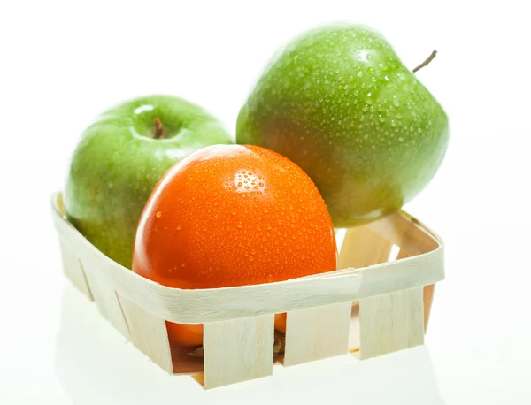 Persimmon dojrzałe i zielone jabłka — Zdjęcie stockowe