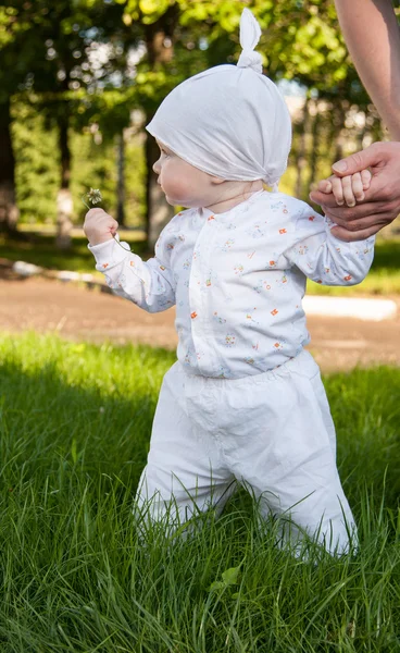 Bébé fille dans un parc d'été — Photo