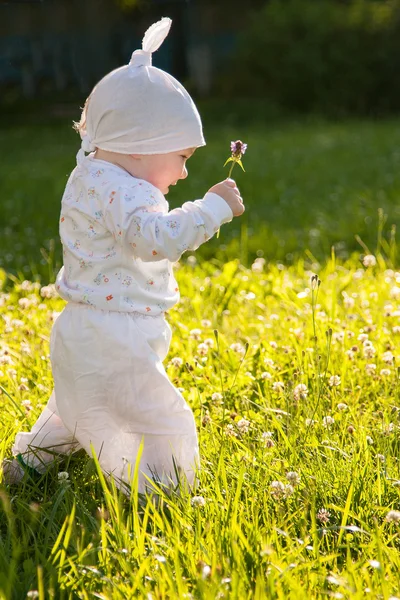 Baby flicka i en sommar park — Stockfoto