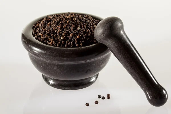 Black peppers in a clay pot — Stock Photo, Image