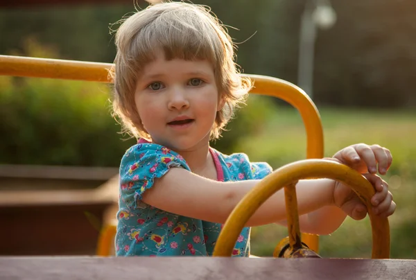 Девочка играет в летнем парке — стоковое фото