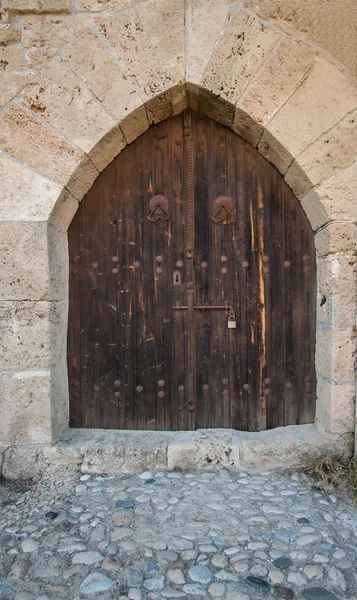 Puerta cerrada de madera de fortaleza medieval —  Fotos de Stock