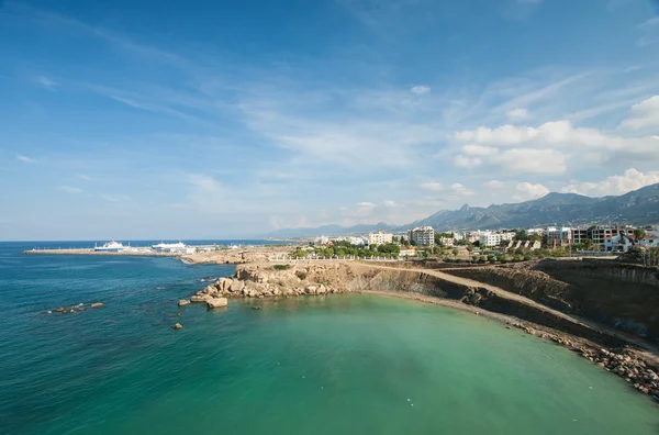 Paysage marin et ville en arrière-plan — Photo